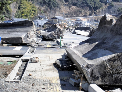 東日本大震災直後のいわき市岩間町の様子。動くはずもない防潮堤が押し流されるなど想像を絶する光景が広がっていた＝２０１１年３月１２日