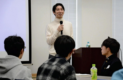 「自分の限界を自分で決めないで」などのアドバイスを生徒に送る尾崎氏
