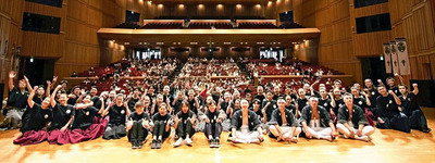 公演を終え記念撮影するメンバーたち。舞台は会津ゆかりの地との絆を実感できるものになった
