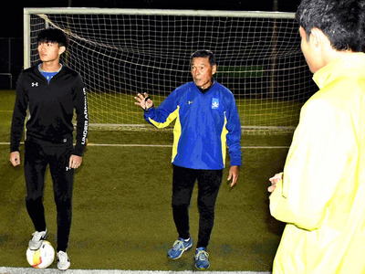 東日本国際大サッカー部で選手の指導に当たる私（中央）。福島との不思議な縁を感じている