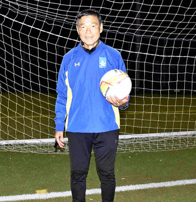グラウンドに立つ私。体が動く間は学生を指導し、命ある限りサッカーに関わり続けたい