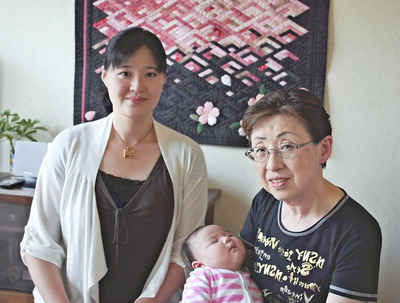 東日本大震災が起き、滋賀県の実家に避難した私（左）。長女は私の母の腕の中ですやすやと眠っている