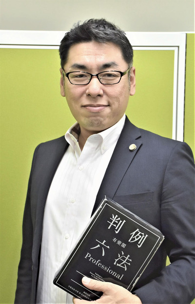 昨年４月に開設した諸橋法律事務所で。僕の存在で誰かの励みになってもらえればと思う