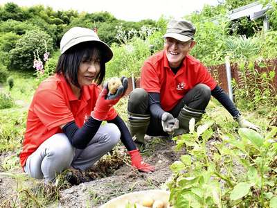 農作業を楽しむ妻（左）と私。たくさんの虫が生きる豊かな自然を今後も守っていきたい