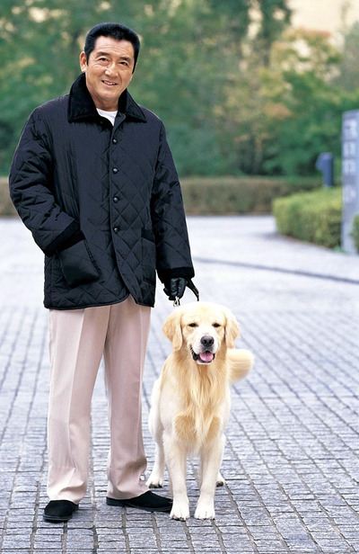 シルクのブルゾンを着て、かわいい犬とポーズを決める松方弘樹さん。商品と松方さん両方の魅力を紹介することができました