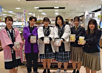 商品をＰＲする各校の生徒