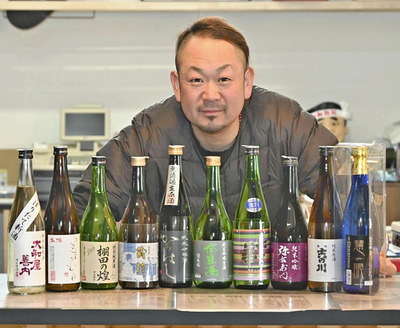 「特別限定酒の飲み比べを楽しんで」と話すしんたに店主の新谷正樹さん