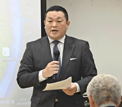 住民説明会でこれまでの取り組みを説明する杉岡村長