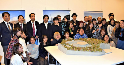 美術館の完成を願い、記念写真に納まる富岡町民ら
