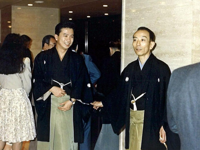 真打ち昇進を果たした頃の私（左）。「お客さんとの呼吸がぴったり合う」演目ができた時は「落語家になって良かった」とかみしめている。右は兄弟子の故桂歌丸