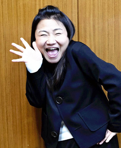 「肩の力を抜いて笑える舞台です」と来場を呼びかける島田さん＝福島市
