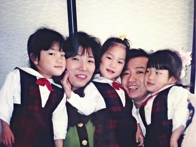 昔の私と妻と３姉妹。みんなは３人が似ているというが、私たちからみると顔も性格もそれぞれ違う。妻は一度も弱音や苦労を語らず「毎日の子育てが楽しい」と言っていました
