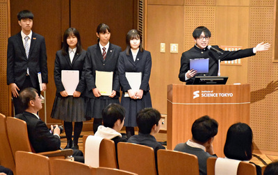 活動報告で最終処分問題について提言する高校生 ＝東京都・東京科学大