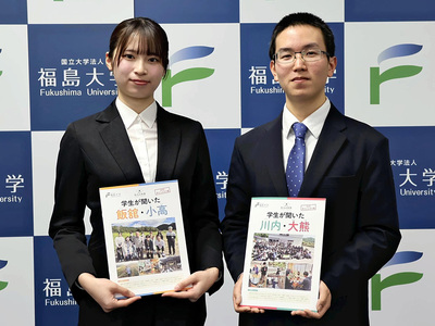 完成した冊子を手にする畠山さん（右）と渡辺さん