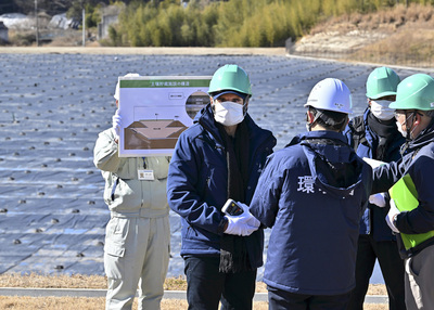 中間貯蔵施設で環境省担当者から今後の対応方針について説明を受けるグロッシ事務局長（左から２人目）＝１９日午後０時５５分ごろ、大熊町