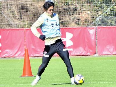 「今季はウイングバックで勝負したい」と話すＤＦ五十嵐＝１９日、いわきＦＣフィールド