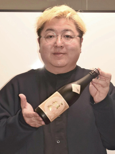 最高金賞受賞酒を手に喜びを語る曙酒造の鈴木社長