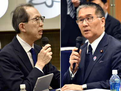 福島復興再生協議会で、伊藤忠彦復興相（右）に復興財源の確保を求める内堀知事。県はさまざまな機会を活用し、復興を支える予算や制度の確保を求め続けている＝２月２４日、福島市