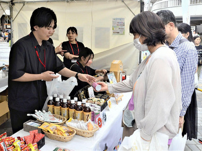 県は震災後、イベントなどを通じ県外での風化防止に努めてきた。今後もＤＣや万博などでアピールしていく＝昨年９月、都内