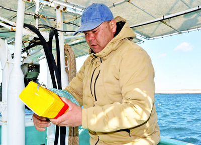 漁に向けて準備する斎藤さん。「海の状況は大きく変化している」と感じている