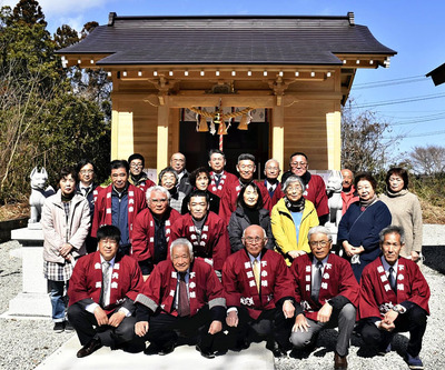稲荷神社の新築を祝う地域住民