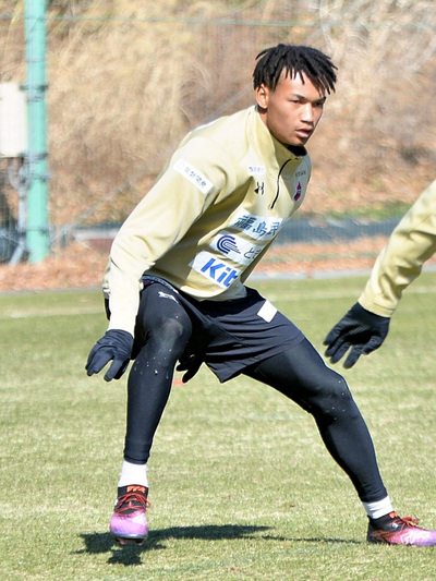 <b>いしわたり・ねるそん</b>　京都府出身。Ｃ大阪西Ｕ―１５、Ｃ大阪Ｕ―１８を経て２３年トップチーム昇格。Ｃ大阪から育成型期限付き移籍で今季加入。身長１８５センチ、体重７１キロ。１９歳。