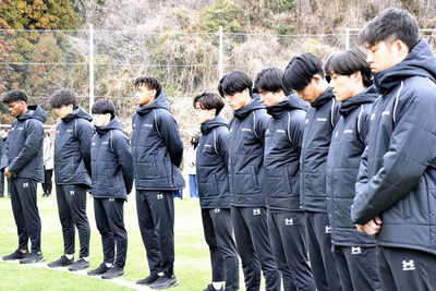 黙とうするいわきＦＣの選手