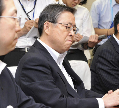 打診を受け唇をかむ佐藤知事＝２０１１年８月２７日。佐藤知事は３年後、政府が示した３０年後の県外最終処分の法制化などを条件に受け入れを決断した（肩書は当時）