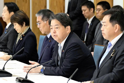 除染土の県外最終処分に向けた全閣僚会議の初会合で「政府を挙げ、全力で取り組む」と呼びかけた林官房長官。残り２０年、約束の重みが問われる局面に入る＝２０２４年１２月、首相官邸