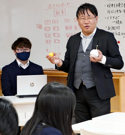 高校生を前に原発の現状を伝える木野さん。異動後も県内で伝え続けるつもりだ＝２１日、郡山市・安積黎明高
