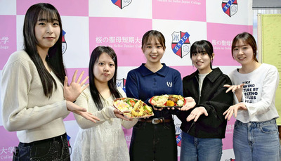 コラボ弁当を紹介する学生たち