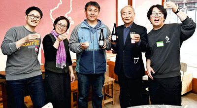 発泡酒の完成を祝う関係者ら