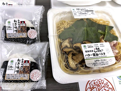 プレＤＣを記念し、ファミリーマートが販売する「直巻おむすび会津味噌のねぎ味噌」（左）と「愛情しいたけのバター油パスタ」