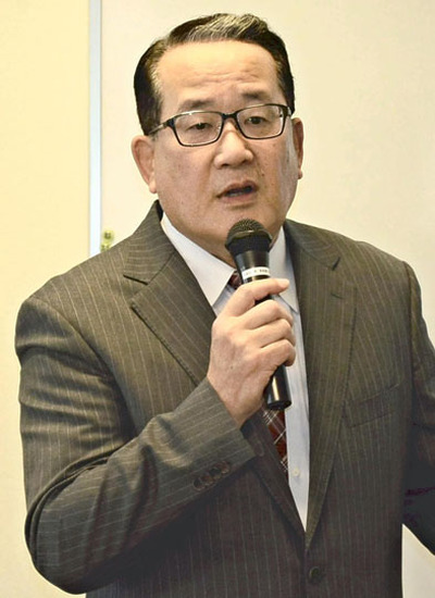 福島学院大で学生たちに警察官の職務を伝える菅野さん