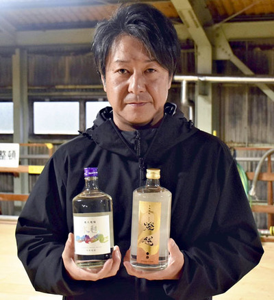 焼酎部門で最高金賞を獲得した「水毬」（左）と金賞の「はなわ燈毬」
