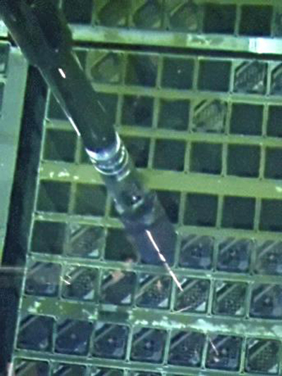 最後の使用済み燃料を共用プールに入れる様子（東京電力提供）
