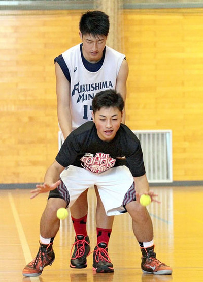 高校時代に福島南高で水野選手と練習する私。水野選手の存在は大きな刺激になった