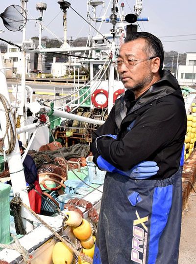 移行期間となり操業回数を増やした矢吹さん。若手の育成や確保にも力を入れる＝いわき市・江名漁港
