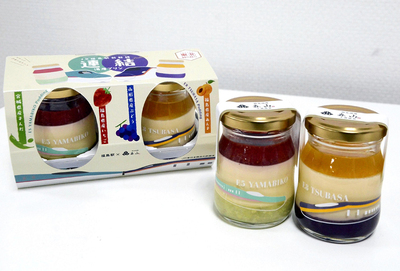 ＪＲ福島駅などで販売している「新幹線連結プリン」。手前右が「Ｅ８　ＴＳＵＢＡＳＡプリン」、同左が「Ｅ５　ＹＡＭＡＢＩＫＯプリン」