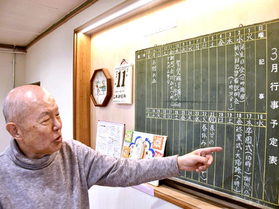 「震災や歴史を知り、小高のあすを考える場所になれば」と願う飯島さん。震災から止まったままの時計やカレンダーなどが並ぶ＝小高町歴史郷土資料室