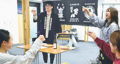 地酒の魅力を堪能する参加者