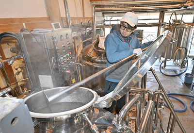 仕込み作業をする武石さん。目指す味わいに合わせてビールのもととなる麦汁を作る