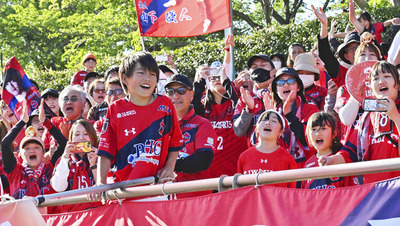 今季ホーム６試合目にしてようやく勝利を手にしたいわき。チームは３連勝を飾り、試合後サポーターが祝福した＝ハワイアンズスタジアムいわき
