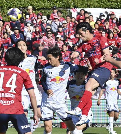 【いわき―大宮】後半１４分、頭でチーム２点目を決めるいわきのＤＦ堂鼻（右）＝ハワイアンズスタジアムいわき