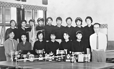 卓球に明け暮れた高校生の私（後列左から４人目）。病を患ったことで、栄養に関する知識の大切さを学んだ