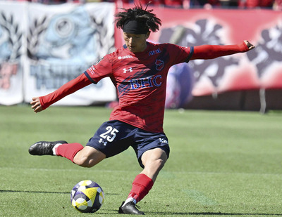 大宮戦で４試合ぶりの出場を果たしたＭＦ鵜木。精度の高いクロスで好機をつくる＝ハワイアンズスタジアムいわき