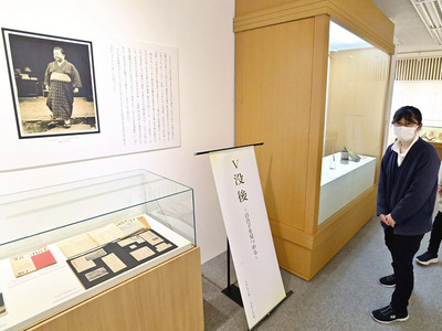 宮本百合子の原稿や遺品などが展示されている会場