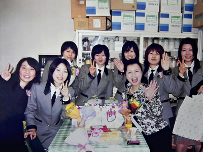 郡山女子大のゼミ生に囲まれる私（手前右）。学生には旬の食材の選び方から覚えてもらった