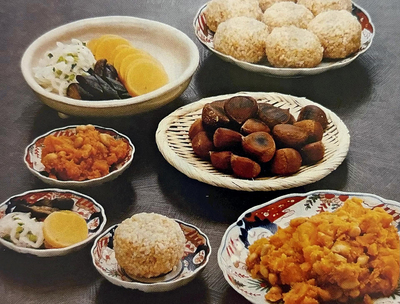 再現した籠城食。黒米のおにぎりを中心に焼き栗、カボチャと大豆のみそ煮などが並ぶ