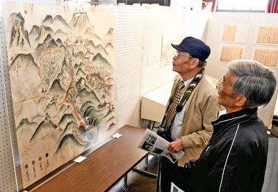 半田銀山の絵図などが並ぶ会場